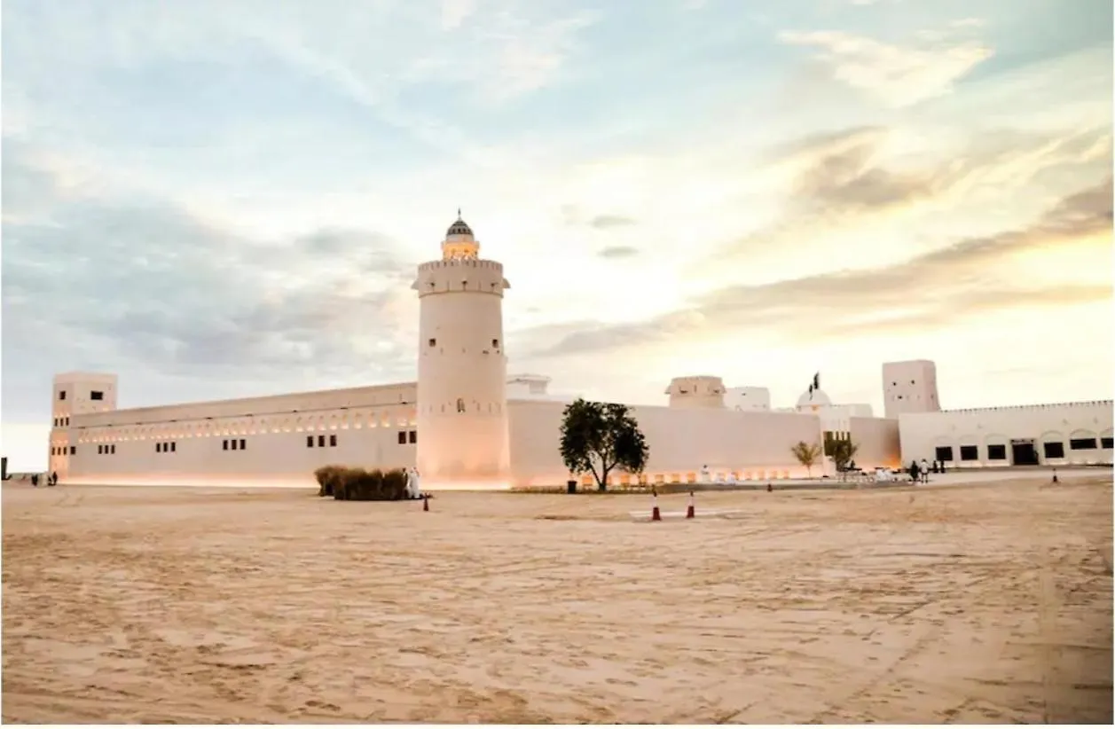 Mbz - Relax Room In Unique Flat Abu Dhabi